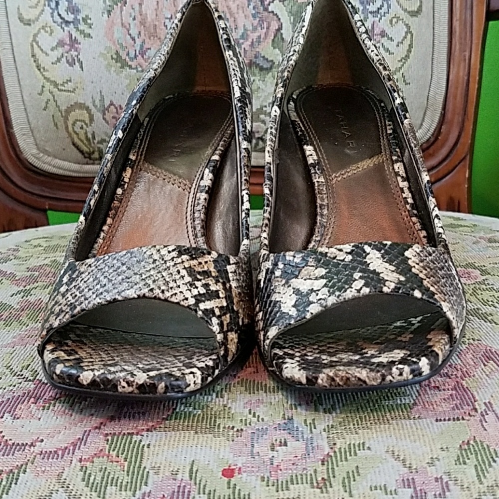 Tahari RIDDLE Heels